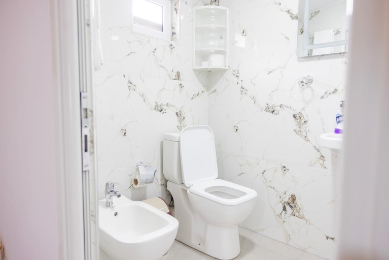 Bathroom 2, Guesthouse & Hospitality, Beratit