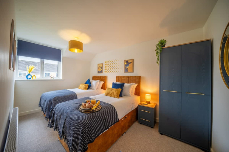 Room 4, 5 BD 3 Bath 3 Car Drive Large Garden Pet Friendly, Gloucestershire