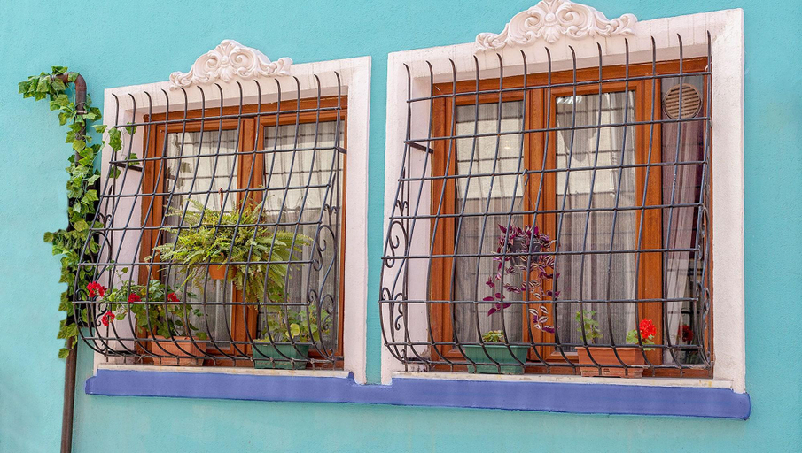 Exterior & Views
