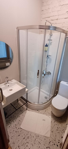 Bathroom 3, Peradays Hotel, Beyoğlu