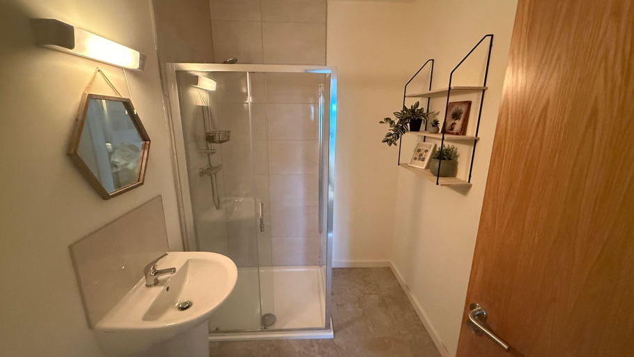 Bathroom 3, House Sleeps 6 With Parking