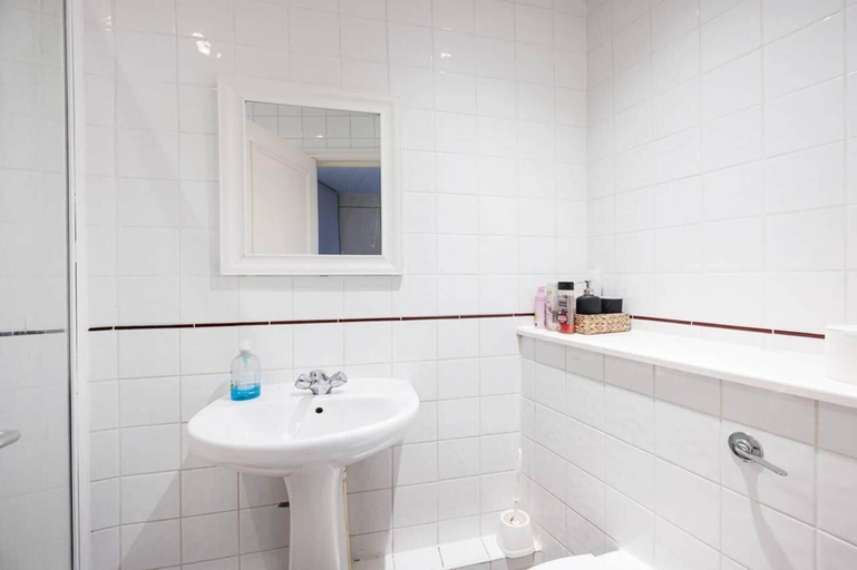 Bathroom, Apartment Sleeps 4 With Wifi, London