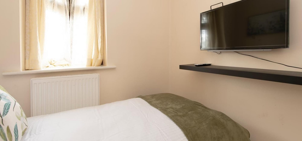 Room 5, House Sleeps 10 with Parking and Garden, London