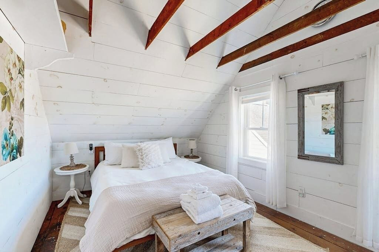 Room 4, Iconic Downtown Retreat With Firepit & Fireplace- Walk to Harbor Footbridge, Lincoln