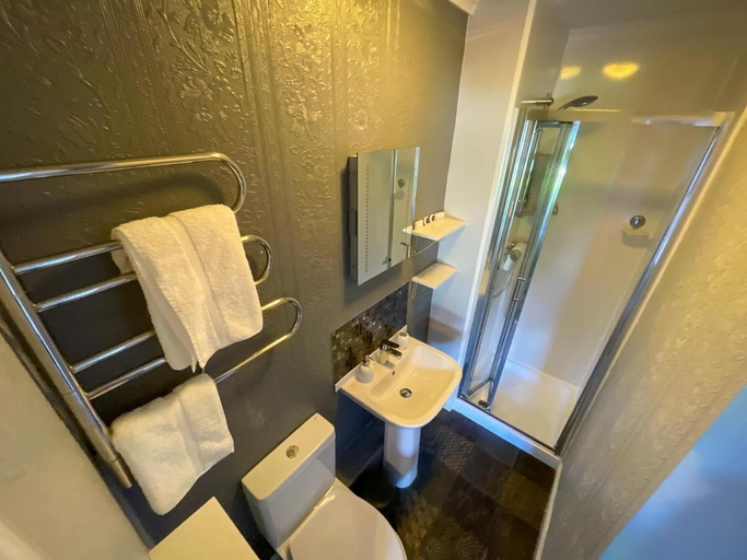 Bathroom 2, The Old Mill Inn Brodie, Moray