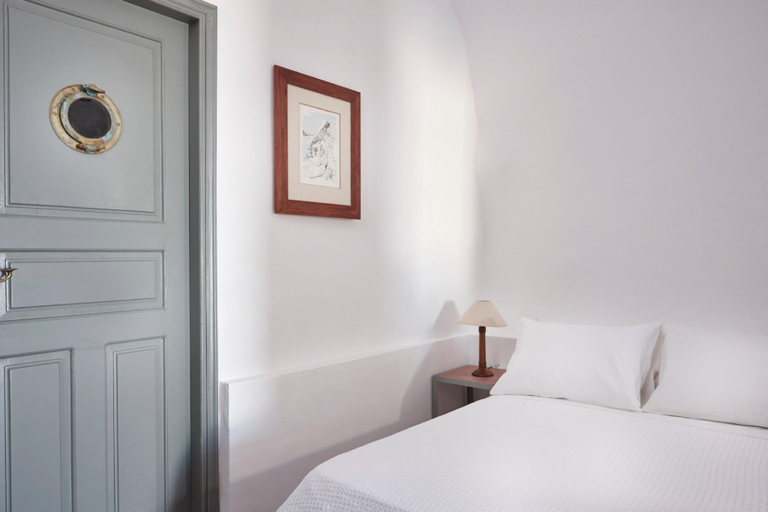 Bedroom 2, Nautilus Residence 3 bedroom villa at Firostefani, South Aegean