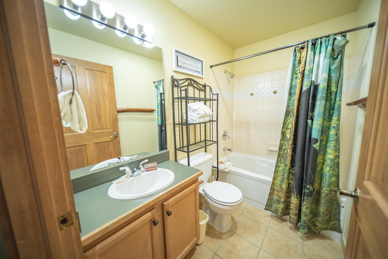 Bathroom 4, Arapahoe Lodge 8116, Summit