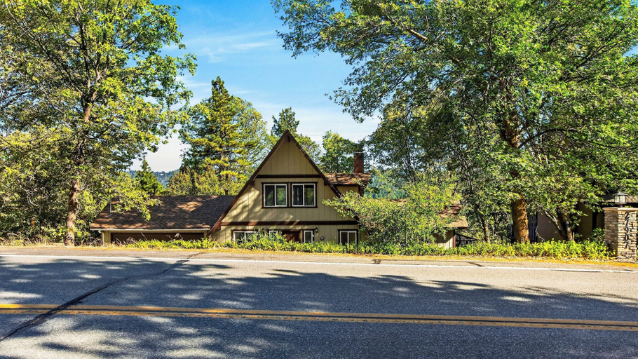 Interior 4, North Bay Chalet by Avantstay A-frame + Pool Table + Fire Pit + BBQ Deck Minutes to the Lake, San Bernardino