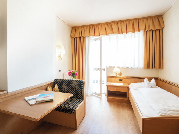Bedroom 4, Sonnenhotel Adler, Bolzano