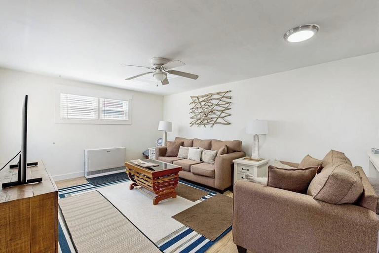 Living area 5, Well-located, Dog-friendly Home - Walk to Footbridge & Barrett Park, Lincoln