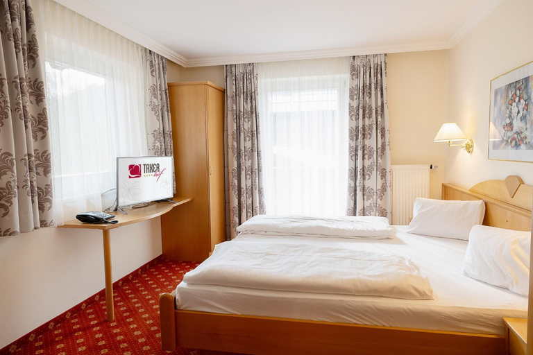 Bedroom 1, Hotel Taxerhof, Sankt Johann im Pongau
