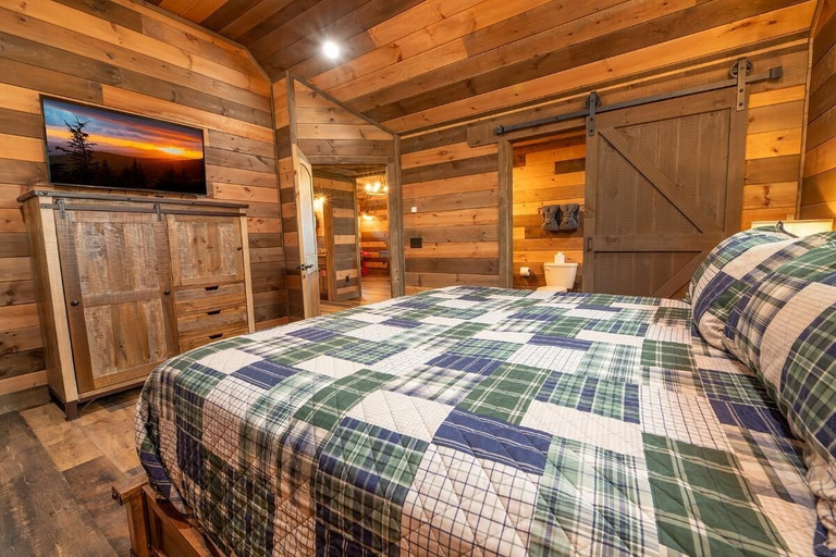 Room 4, Hilltop Hideaway, Sevier