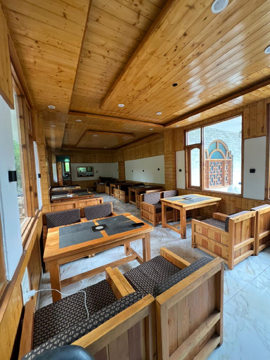 Food & Drinks, Whitestone Pulga, Kullu