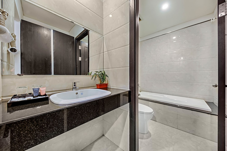 Bathroom 3, Golden Star Hotel, Da Nang