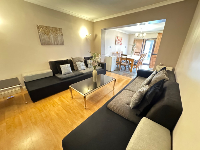 Primary image, House Sleeps 10 with Parking and Garden, London