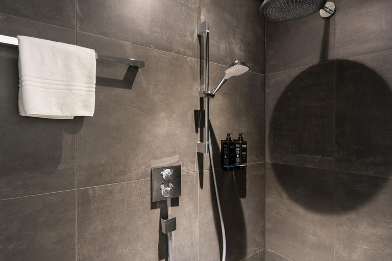 Bathroom 2, Mercure Hotel Schiphol Terminal, Haarlemmermeer