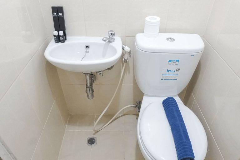 Bathroom, Modern 2BR Apartment at Pavilion Permata By Travelio, Surabaya