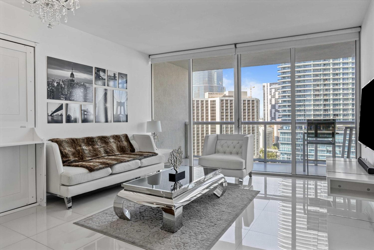 Others 4, Large Suites in Iconbrickell with bay views, Miami-Dade