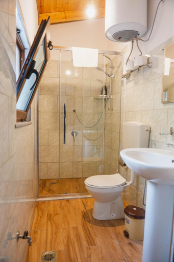 Bathroom 3, Turi-Selce, Malësi e Madhe