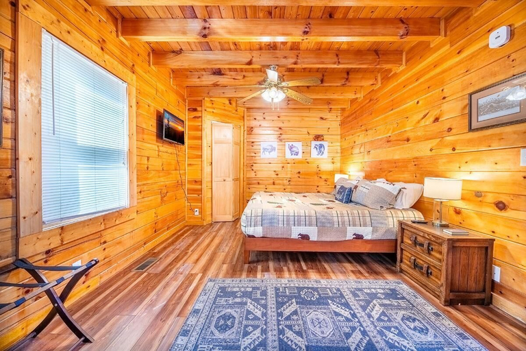 Room 3, Misty Mountain Treehouse, Sevier