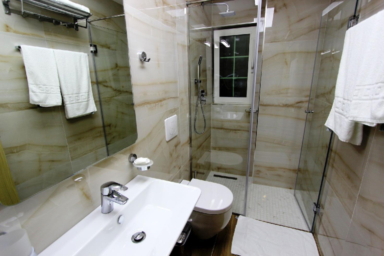 Bathroom 4, City Hotel Tirana, Tiranës