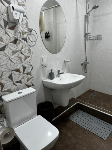 Bathroom 3, Zartonq