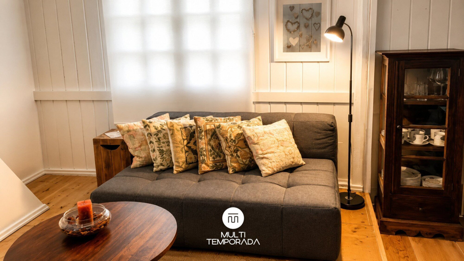 Living area 3, Linda Casa em Estilo Germânico em Rancho Queimado, Rancho Queimado