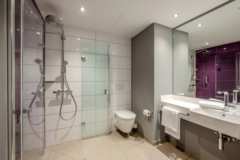 Bathroom 5, Premier Inn Braunschweig City Centre, Braunschweig