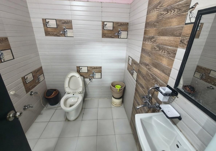 Bathroom 5, HOTEL ROYAL PALACE, Chittaurgarh