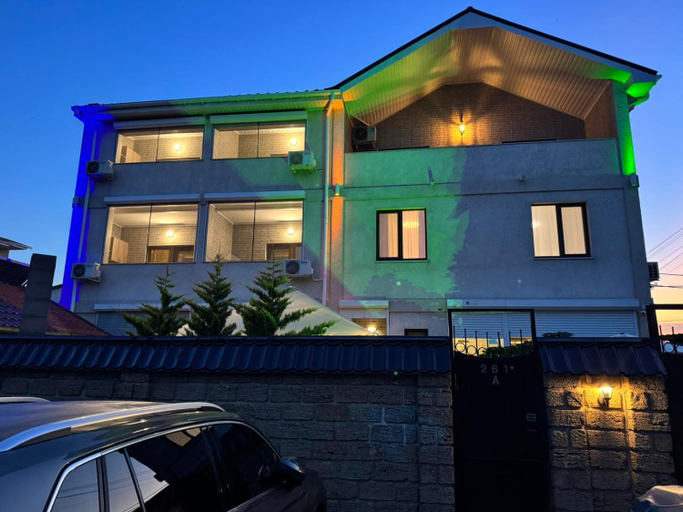 Exterior & Views