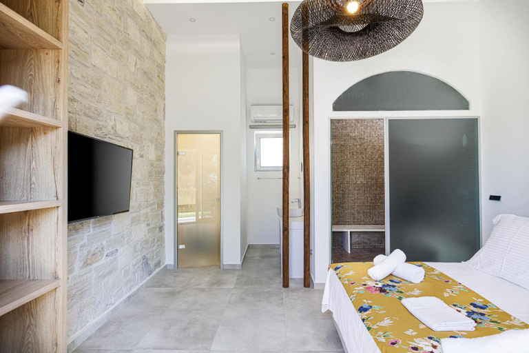 4, Mandana Villa - With Heated Pool & Jacuzzi, Crete