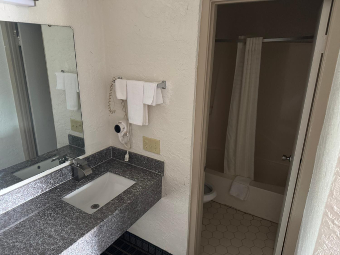 Bathroom 5, Bonifay Inn, Holmes