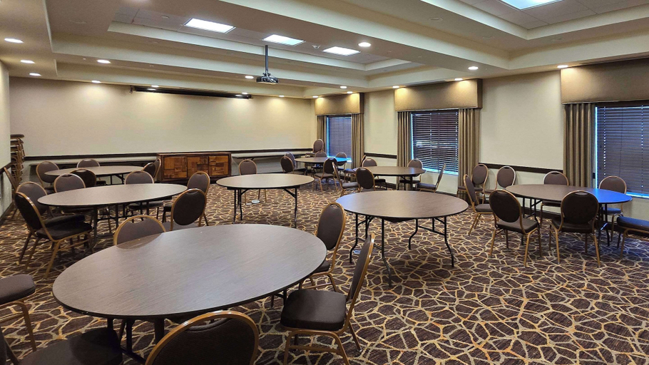 Food & Drinks 5, Comfort Inn & Suites Beeville, Bee