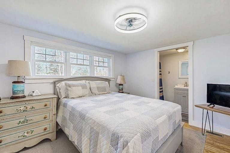 Room 4, Coastal Bungalow With Large Yard, Beautiful Kitchen, & Great Location, Lincoln