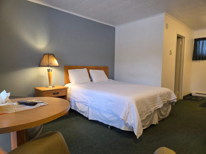 Bedroom 4, Valois Motel & Restaurant, Nipissing