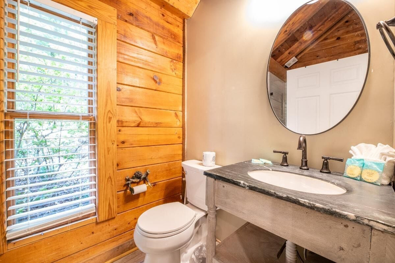Bathroom 4, Manna, Blount