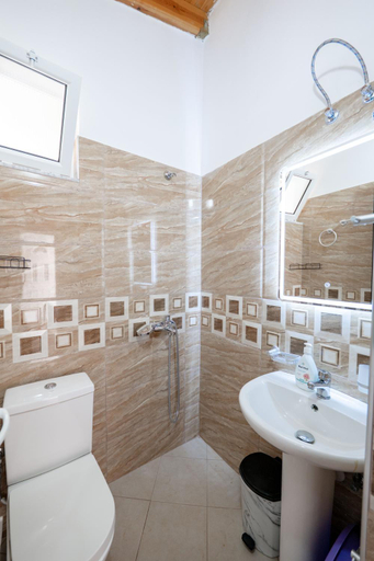 Bathroom 3, Nino's rooms, Sarandës