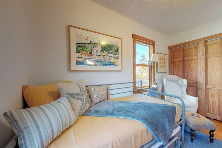 Room 5, Stunning Oceanfront Cottage w/ Private Deck and Atlantic Views, Lincoln