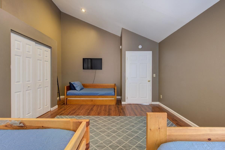 Room 4, Z - Gatlinburg Mansion, Sevier