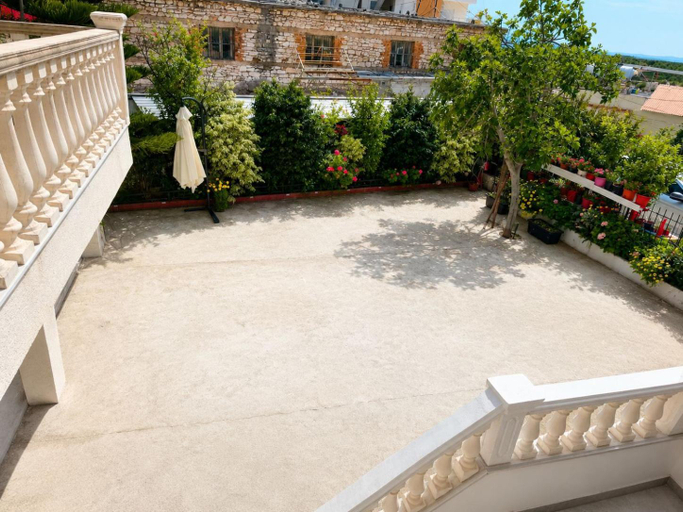 Garden, White Villa, Sarandës