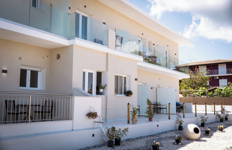 Terrace/patio 2, Penelope Luxury Sea Front Studios, Ionian Islands