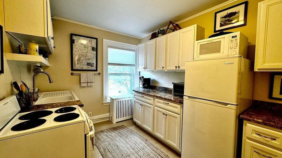 Private kitchen 4, Commanders Cabin, Quaint apt Steps to Downtown, Knox