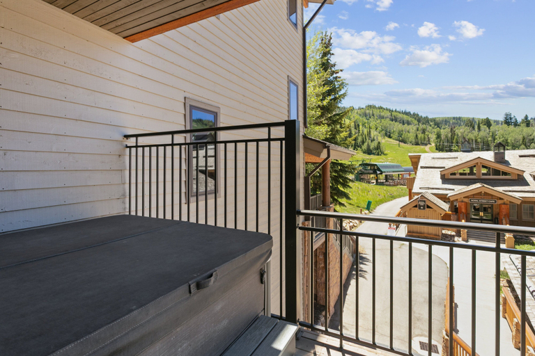 Terrace/patio, Steps From Ski Lift Hot Tub & Fireplace 3 Bedroom Condo, Summit