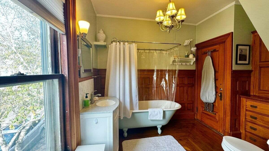 Bathroom 2, Commanders Cabin, Quaint apt Steps to Downtown, Knox
