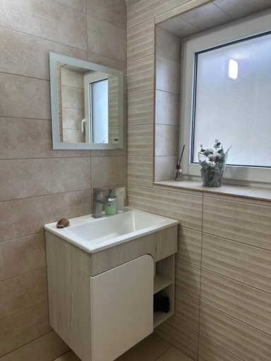 Bathroom 2, Гостьовии двір, Nadvirnians'kyi