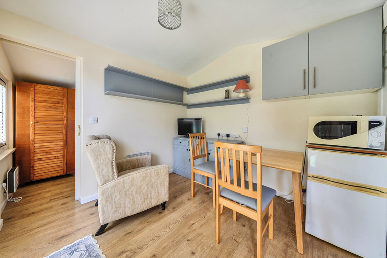 Interior 5, Studio Retreat Sleeps 1 - Parking & Wifi, Cambridgeshire