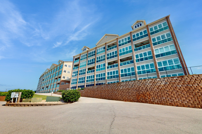 Exterior 2, The Pointe - Peaceful Resort Studio, Beach, Game Room & Lake Access, Bedford