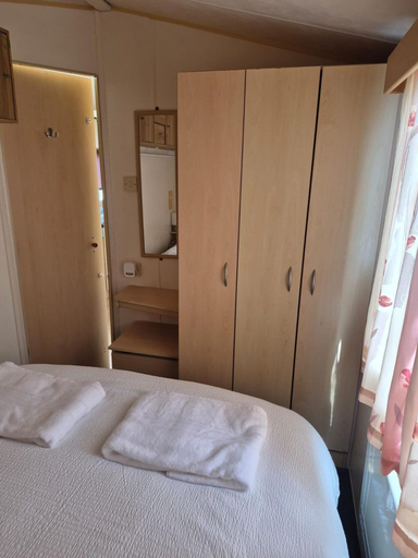 Room 5, Cabin Sleeps 6 With Access Outdoor Pool, Isle of Wight