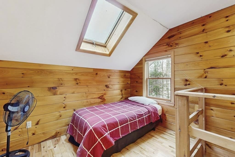 Room 5, Wonderful Lakefront Gem W/ Free Wifi, Dock, Private Beach, Kayaks, Canoe & More, Piscataquis