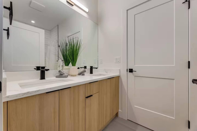 Bathroom 5, Luxe Elite Escape 8 Bdrm Near Lake!, Division No. 6